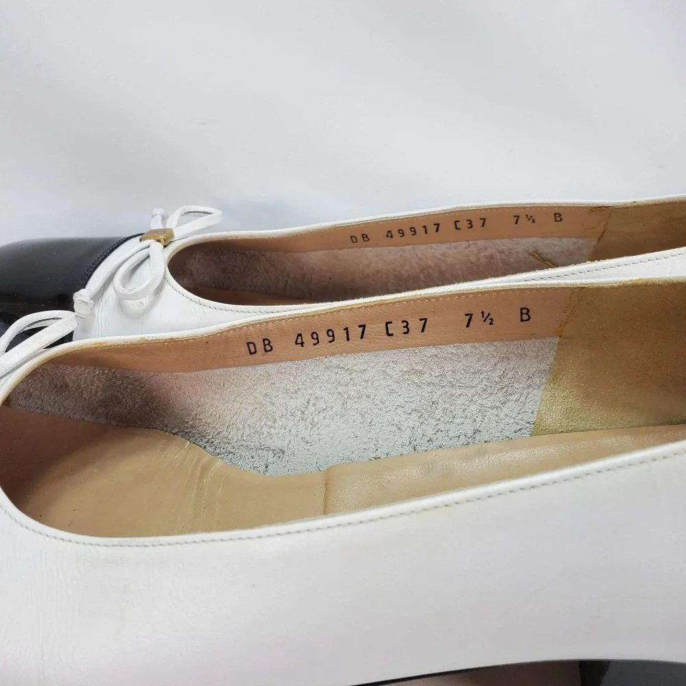 Salvatore Ferragamo Pumps Women 7.5 B White Black Cap Toe Bow Block Heel Vintage